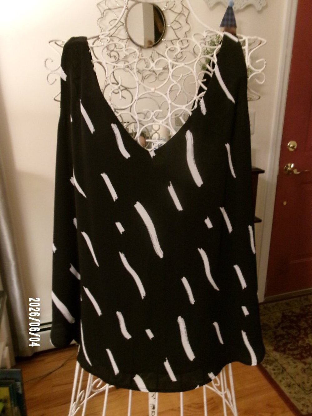 LOFT Black White boho Sleeveless Rayon Blouse Large Lightweight V-Neck Cami Top